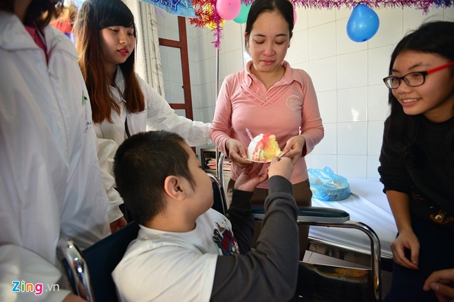 Chị Nhung không giấu nỗi xúc động khi lần đầu được Tú tự tay cắt bánh sinh nhật và đưa cho mẹ. Ngày mai 30/12, Tú và mẹ sẽ về quê Bắc Giang, một tháng sau em sẽ lên viện Y học cổ truyền để tiếp tục điều trị.